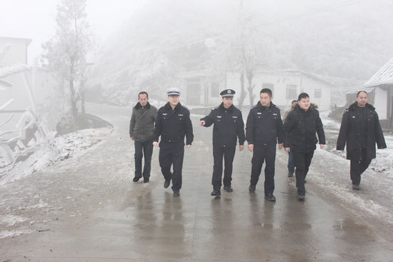 叙永交警冰雪路段现场办公&nbsp;保障交通安全(图2)