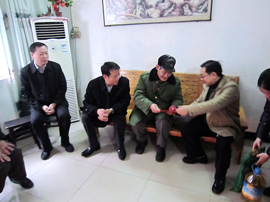 省委组织部干监处处长徐云到华阳街道开展慰问活动(图1)