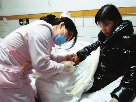 江苏返泸客车侧翻1死48伤&nbsp;200医务人员参与救援(图2)