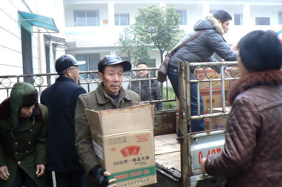 牛滩镇：敬老院里又迎来了热心人(图1)