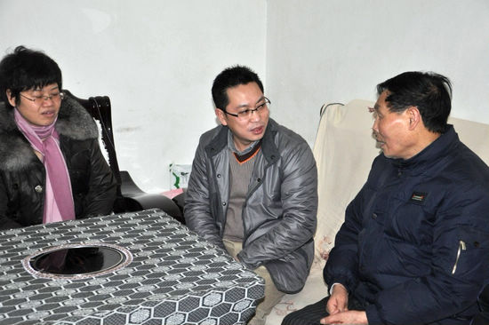 古蔺县政法委书记欧鹏率队开展“送温暖”活动(图2) 古蔺县政法委书记欧鹏率队开展“送温暖”活动(图2)