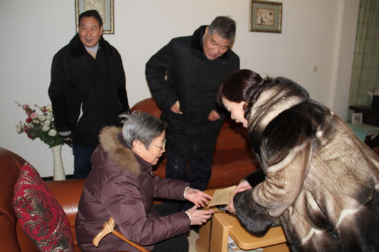 龙马潭区国税局开展离退休职工迎春慰问活动(图1) 龙马潭区国税局开展离退休职工迎春慰问活动(图1)
