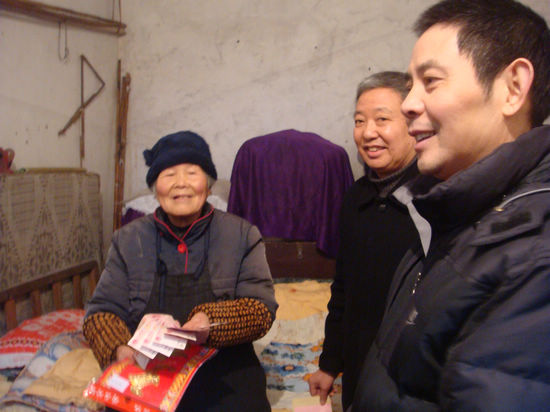泸州市扶贫协会会长梅兴岗走访慰问兆雅贫困户(图1) 泸州市扶贫协会会长梅兴岗走访慰问兆雅贫困户(图1)