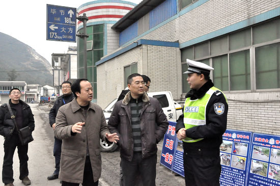 叙永县委副书记、县长陈景强节前检查安全生产工作(图1) 叙永县委副书记、县长陈景强节前检查安全生产工作(图1)
