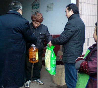 榕山镇:寒冬送温暖 情牵移民心(图1) 榕山镇:寒冬送温暖 情牵移民心(图1)