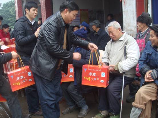泸县：寒冬送温暖&nbsp;&nbsp;情暖老人心(图3)