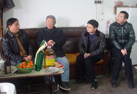 泸县县委组织部长吴兴华一行走访慰问兆雅困难群众(图3) 泸县县委组织部长吴兴华一行走访慰问兆雅困难群众(图3)