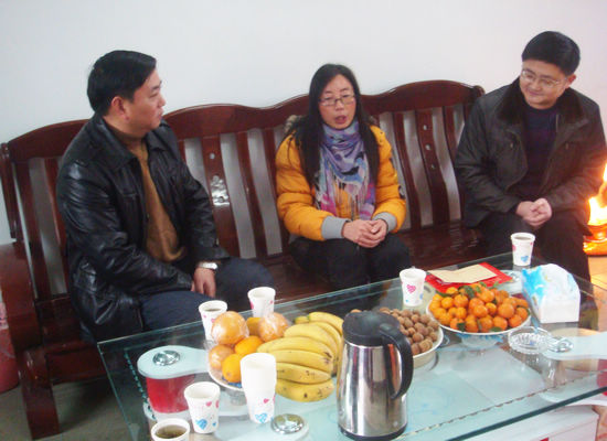 泸县县委组织部长吴兴华一行走访慰问兆雅困难群众(图1) 泸县县委组织部长吴兴华一行走访慰问兆雅困难群众(图1)