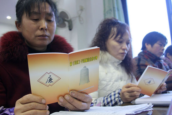 龙车镇：新春到&nbsp;廉洁手册送干部(图2)