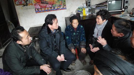 泸州市食药监局深入“挂钩村”慰问(图1) 泸州市食药监局深入“挂钩村”慰问(图1)