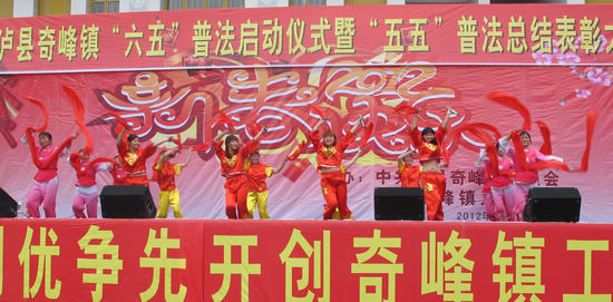 奇峰镇:春节团拜会文艺演出排练紧张有序(图1) 奇峰镇:春节团拜会文艺演出排练紧张有序(图1)