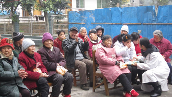 泸州女子爱石协会到市福利院慰问(图2)