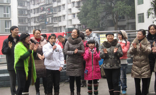 泸州女子爱石协会到市福利院慰问(图3)