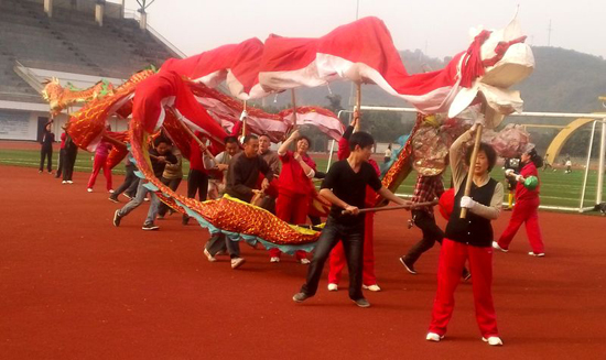 今日&nbsp;泸州叙永农民工彩龙赴台演出(图1)