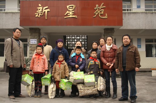 罗汉镇:节前慰问贫困、留守学生(图1) 罗汉镇:节前慰问贫困、留守学生(图1)