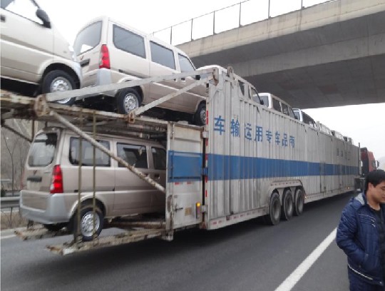 隆纳高交大队开展商品车专用运输车整治行动(图1)