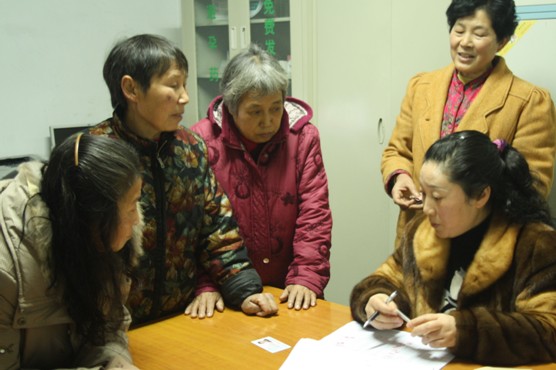 罗汉镇：节前慰问独生子女困难家庭(图1)