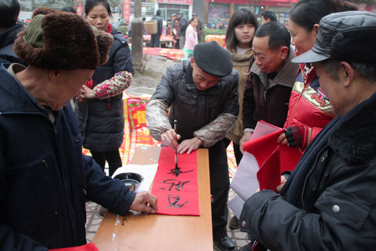喻寺镇：义务写春联&nbsp;迎春送祝福(图1)