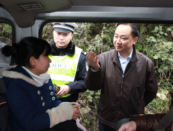 泸州市副市长曹勇率队慰问叙永交警一线执勤民警(图2)