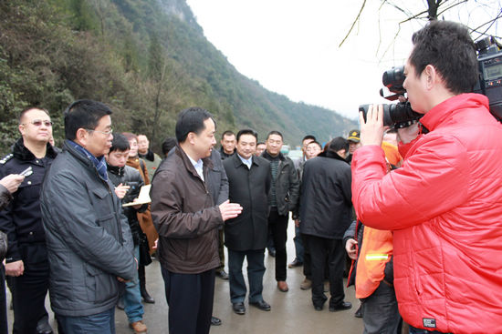 泸州市副市长曹勇率队慰问叙永交警一线执勤民警(图1)