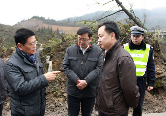泸州市副市长曹勇率队慰问叙永交警一线执勤民警(图3)