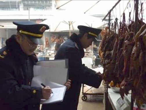 江阳区工商局统一开展节前食品快检(图2)