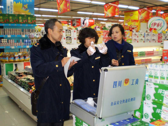 江阳区工商局统一开展节前食品快检(图1)