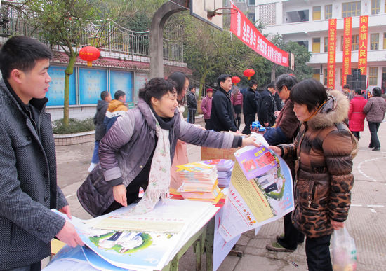 奇峰镇：“三下乡”传知识&nbsp;文艺演出迎新春(图3)