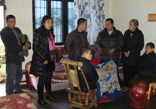 落卜镇：走访慰问"回头看"&nbsp;爱心温暖送到家(图1)