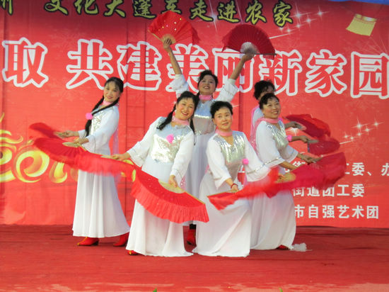 华阳街道：“文化大篷车”驶进华阳农家(图2)