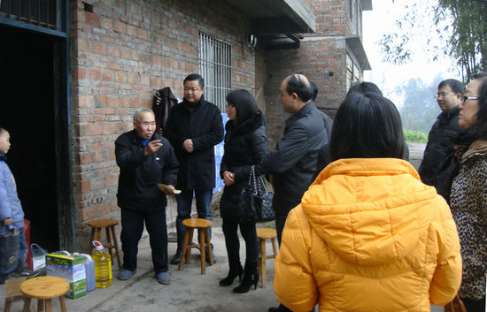 合江县副县长林小勇到白米送温暖(图1)