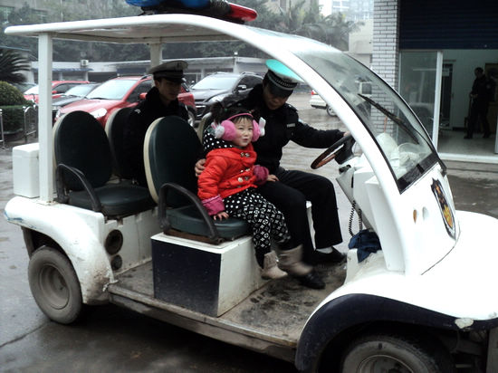 由黔回川爱女走丢&nbsp;宜宾交警援手助团圆(图3)