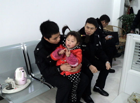 由黔回川爱女走丢&nbsp;宜宾交警援手助团圆(图2)