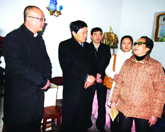 泸州市委书记刘国强率队慰问江阳区困难党员(图1)