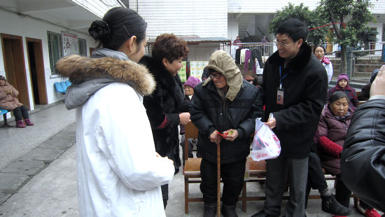 邓氏烟酒公司联合泸州电视台慰问福利院老人(图1)