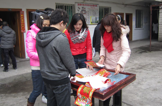 邓氏烟酒公司联合泸州电视台慰问福利院老人(图3)