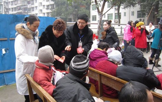 邓氏烟酒公司联合泸州电视台慰问福利院老人(图2)