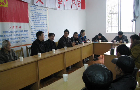 泸州市金融办到水尾镇开展春节“送温暖”活动(图1)