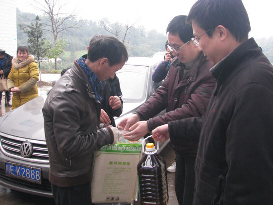 泸州市金融办到水尾镇开展春节“送温暖”活动(图2)