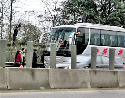 成渝高速内江段司机违规载客成风(图1)