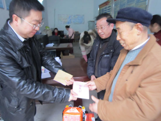 华阳街道：春节慰问暖民心
