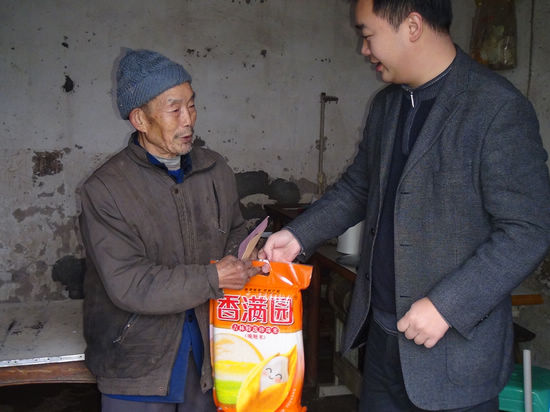 华阳街道:春节慰问暖民心(图1) 华阳街道:春节慰问暖民心(图1)