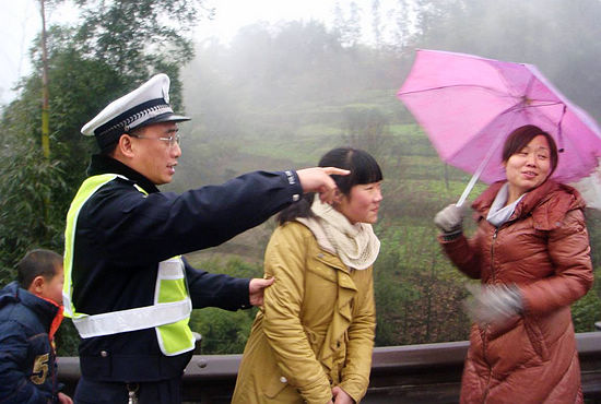 隆纳高交大队加强行人非机动车整治&nbsp;保障春运安全(图1)