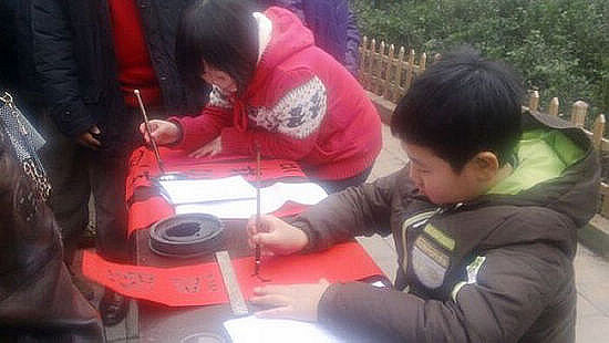 叙永79岁老书法家上街义写春联献爱心(图2)