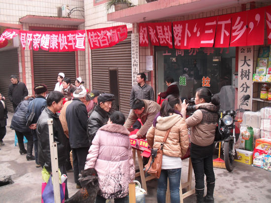 落卜镇：“三下乡”活动惠及群众