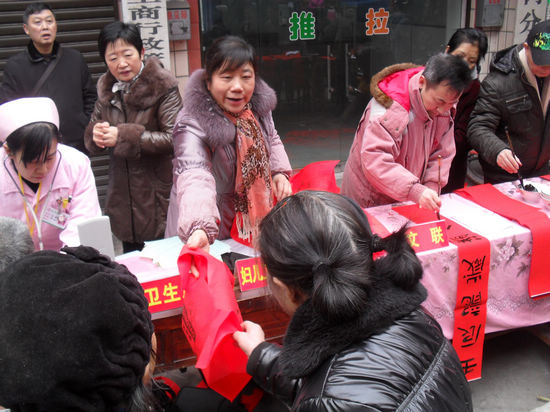 落卜镇：“三下乡”活动惠及群众(图1)
