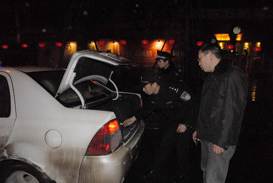 泸州交警查酒驾&nbsp;大力营造节日安全有序交通氛围(图2)