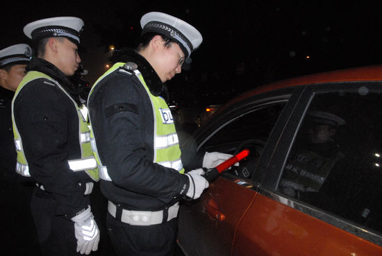 泸州交警查酒驾&nbsp;大力营造节日安全有序交通氛围(图1)