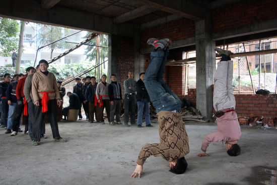 宏扬狮舞文化&nbsp;泸州龙车镇省级非遗"班打狮子"闹新春(图2)