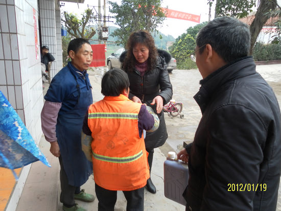 密溪乡环卫工人喜度温暖年(图1) 密溪乡环卫工人喜度温暖年(图1)